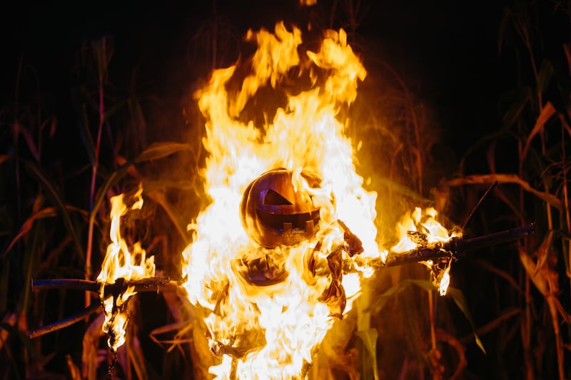 Video viral muestra a mujer incendiando la motocicleta de su esposo tras descubrir su infidelidad.