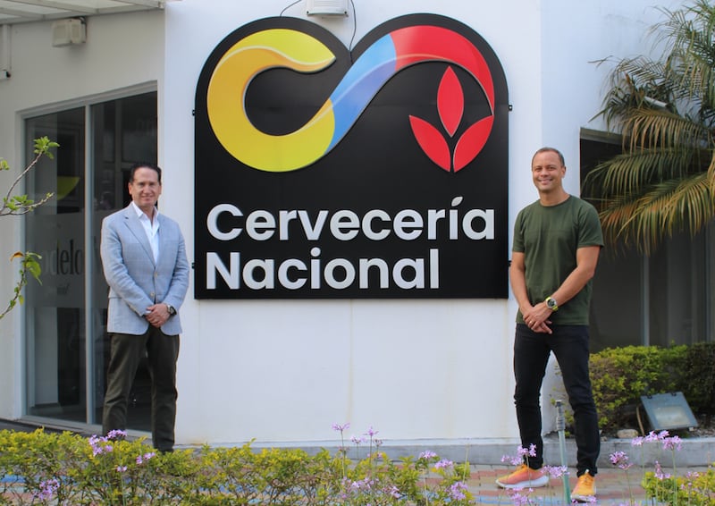 Hernán Cueva, CEO de Metro Ecuador; y Ricardo Targino, CEO de Cervecería Nacional, en la planta en Cumbayá