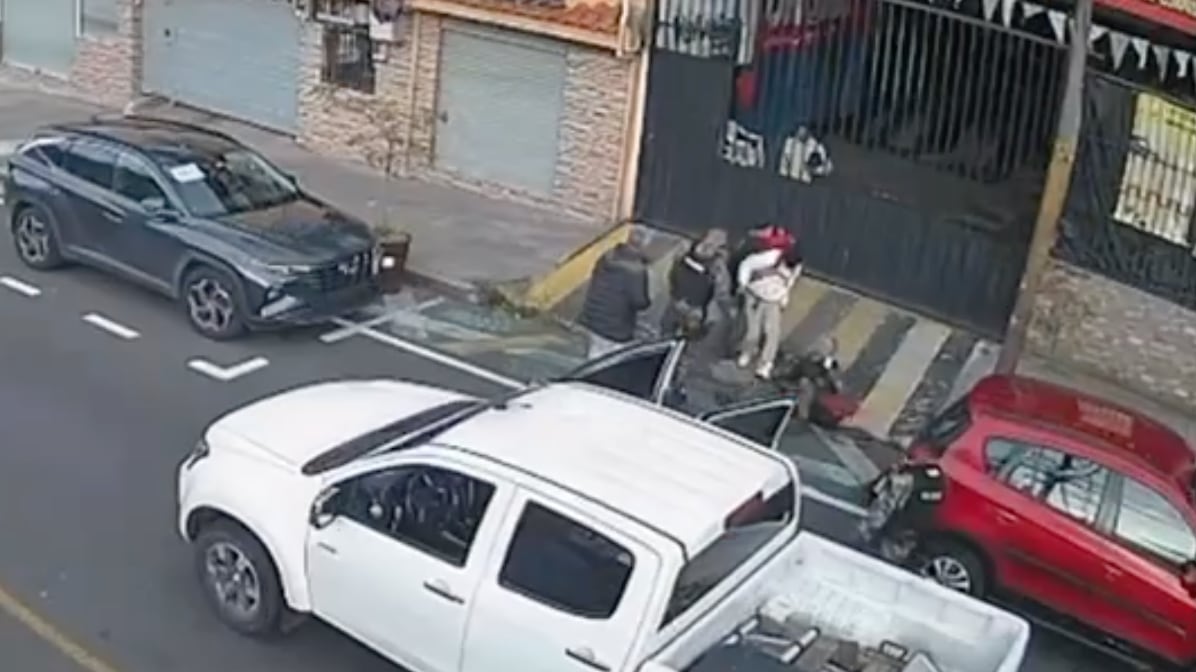 VIDEO: Policía somete a delincuente tras intentar asaltar a un hombre en el sur de Quito