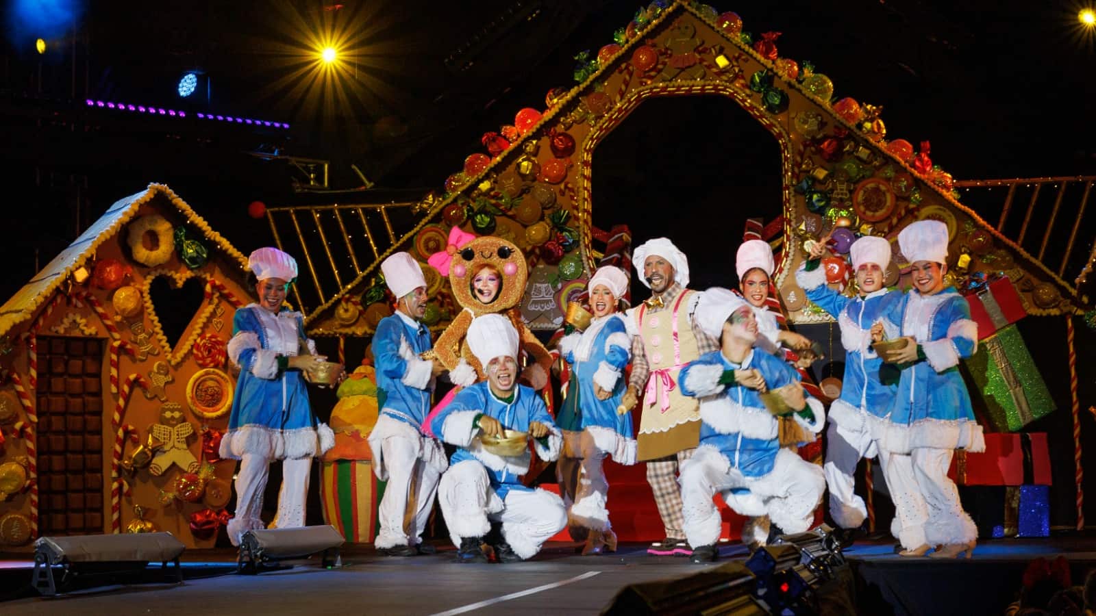 Por cada 25 dólares en compras acumulables en cualquier local o isla del centro comercial, los clientes recibirán un cupón para participar en los sorteos de Navidad.