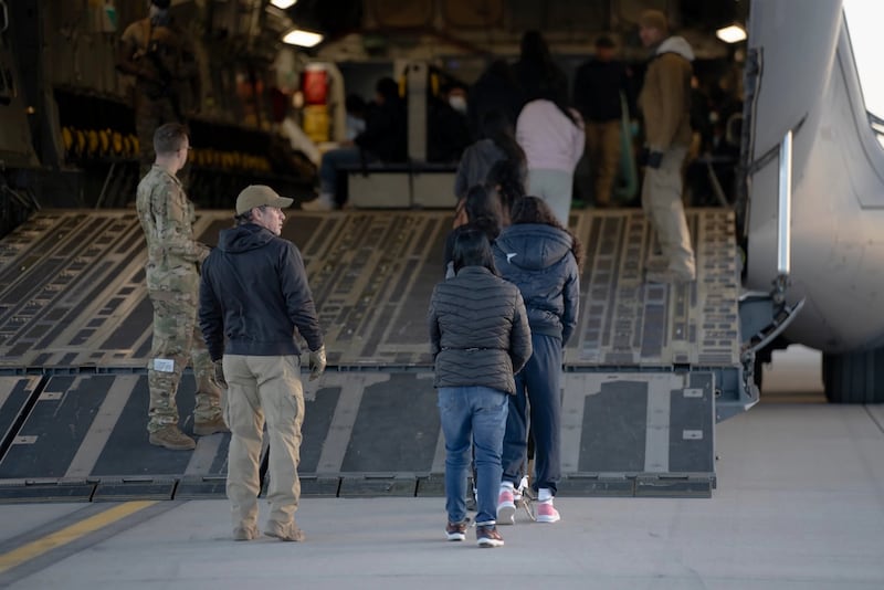 Empresarios de EE.UU. ya ven bajas en la producción por miedo de migrantes a deportaciones