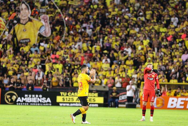 AME9871. GUAYAQUIL (ECUADOR), 28/01/2023.- El exfutbolista argentino Sergio 'Kun' Agüero participa hoy en la Noche Amarilla del Barcelona ecuatoriano, donde el club de la ciudad de Guayaquil juega un amistoso contra el Mushuc Runa y que servirá de partido de despedida para el también argentino Matías 'Pony' Oyola, en Guayaquil (Ecuador). EFE/ Jhonatan Miranda