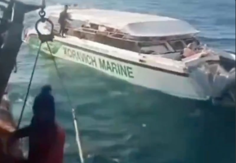 Turistas son rescatados tras el choque de una lancha rápida cerca de las islas Phi Phi, en Tailandia.