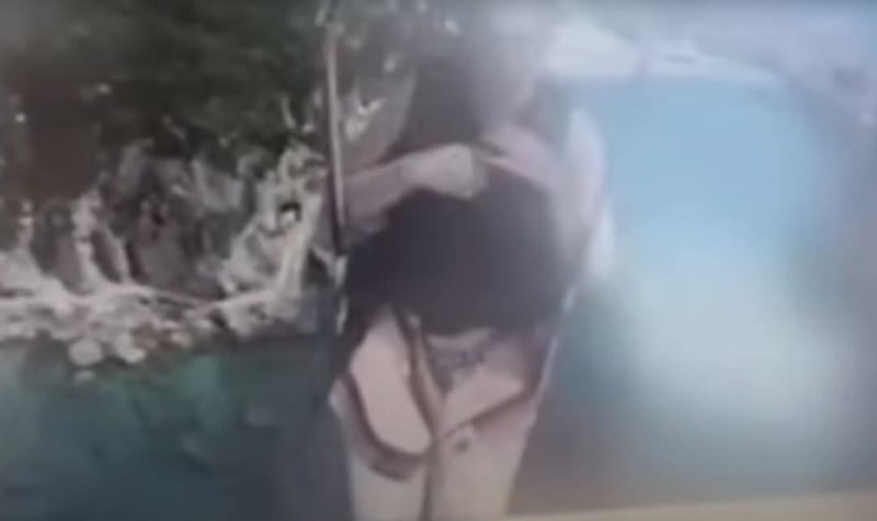 VIDEO. Turista pierde la vida tras tirarse de más de 50 metros de altura en Montenegro