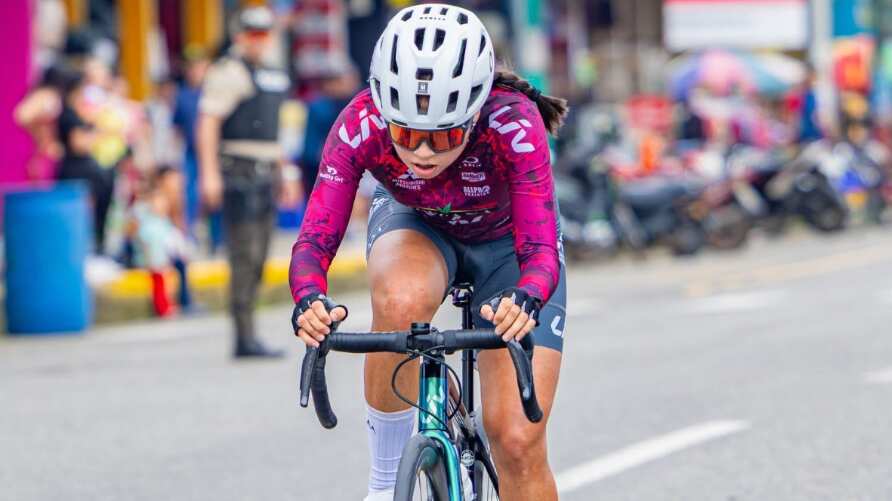 La ciclista ibarreña, Natalie Revelo, en una de sus competencias.