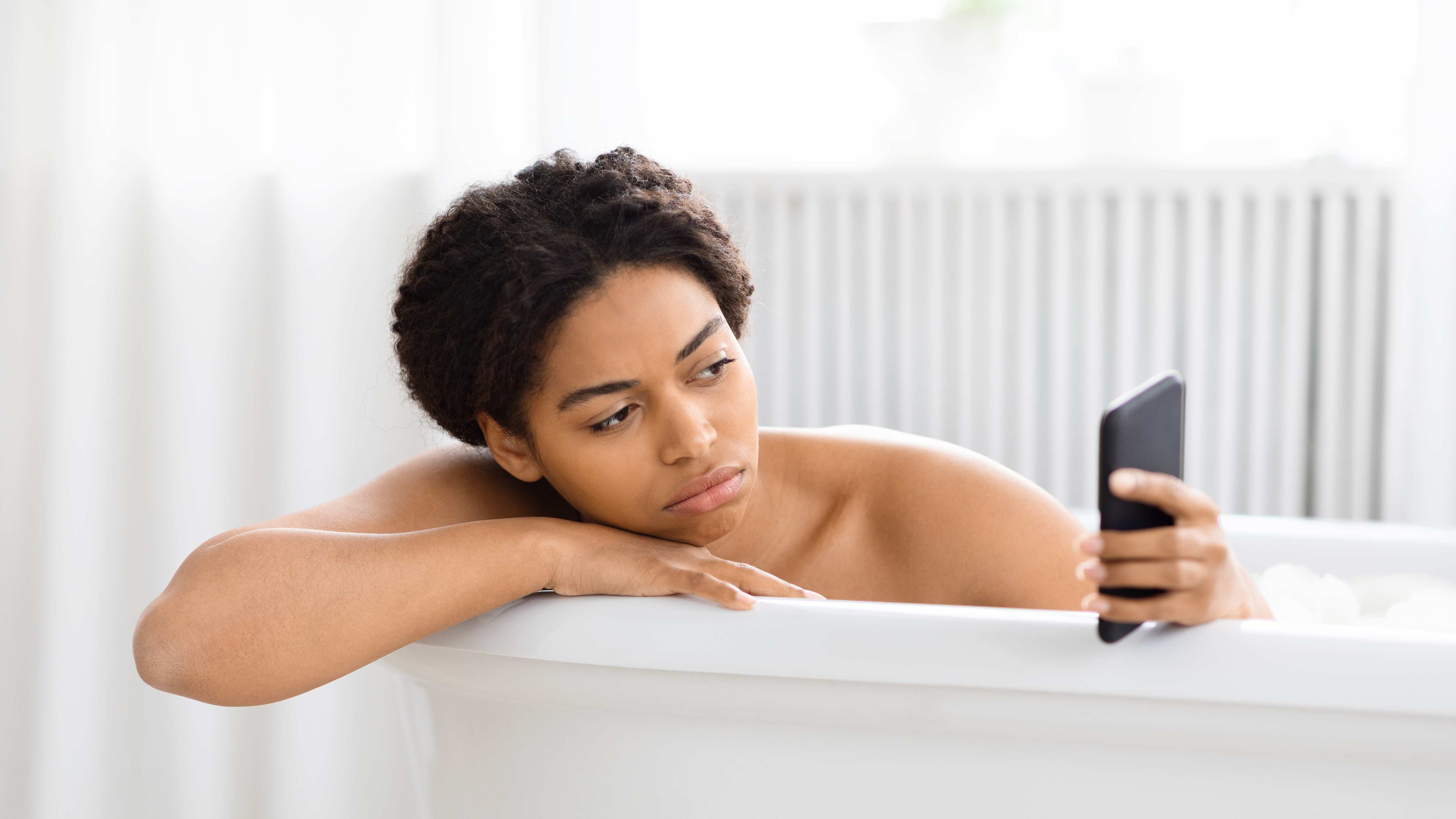 Mujer fallece electrocutada tras usar el celular mientras se bañaba