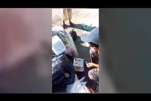 ¡Indignante! Captan a niños comiendo de la basura