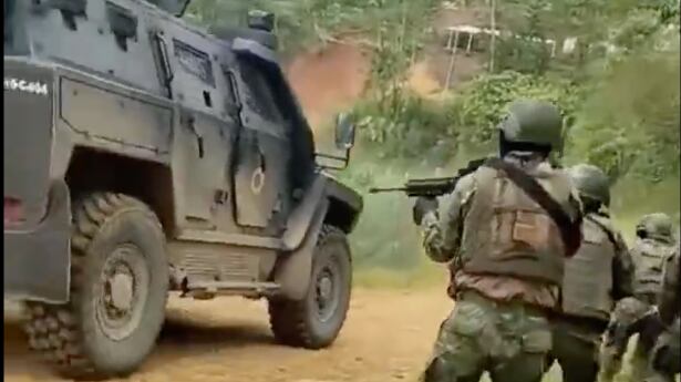Azuay: el momento en que miembros de Fuerzas Armadas fueron recibidos a ‘bala’ por integrantes de Los Lobos
