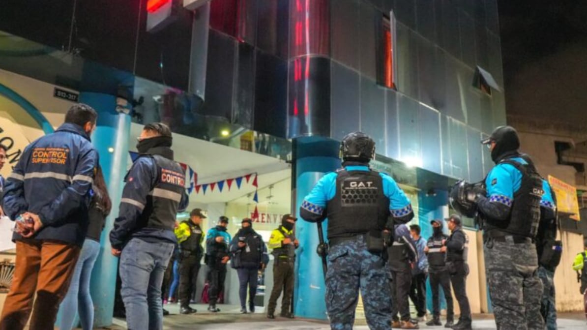 Incautan 33 celulares, armas blancas y más de 30 cédulas en el sur de Quito