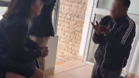 VIDEO: presunto implicado en robo de celular pide perdón de rodillas a una estudiante en Quito