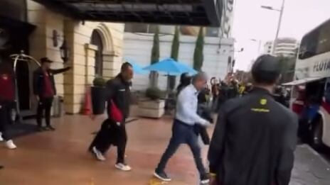 Hinchas de Barcelona lanzan huevos a Ariel Holan y a jugadores toreros