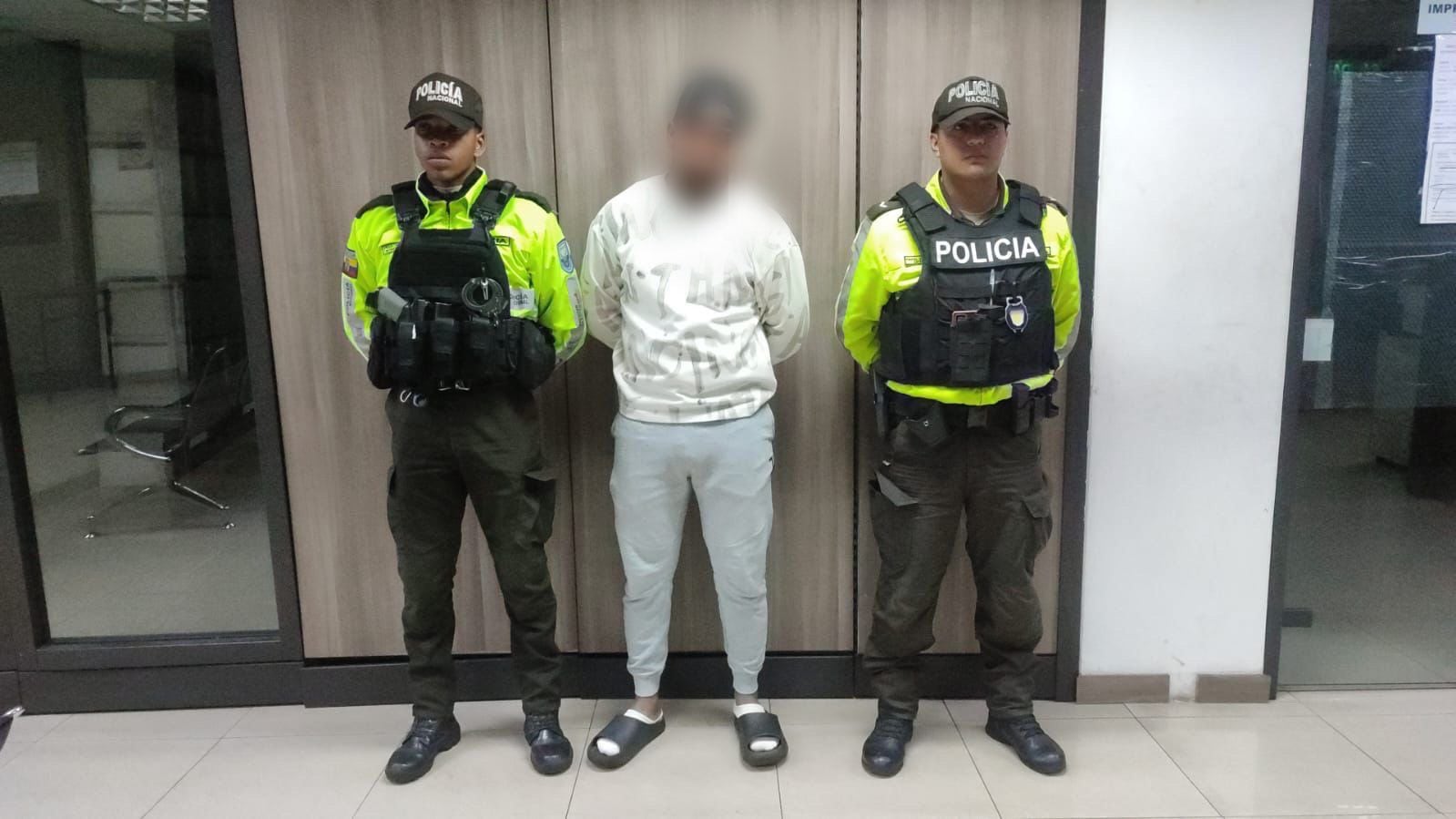 Tomó un cuchillo de un puesto de comida y apuñaló a un hombre en plena riña en el norte de Quito