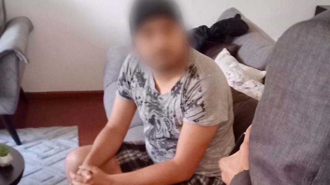 Detienen al hijo de Verónica Abad por el presunto delito de oferta de tráfico de influencias en la Vicepresidencia.