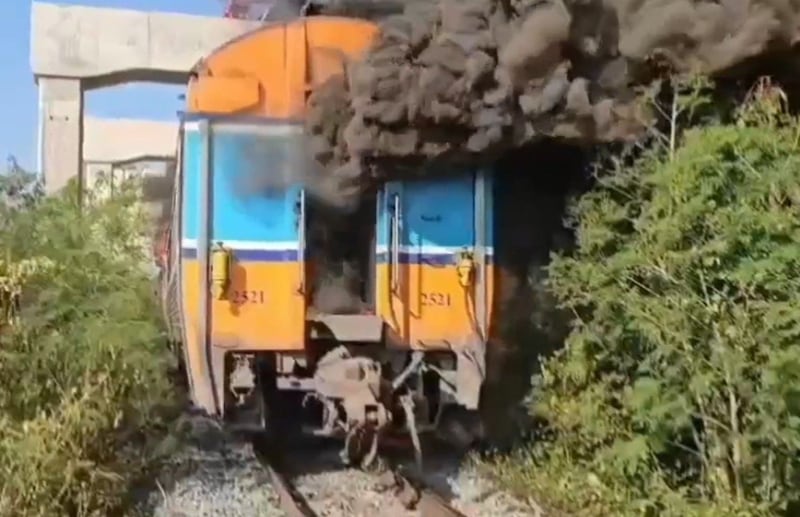 grúa cae sobre tren en Ban Thanon Kho, Tailandia.