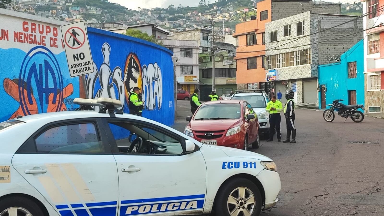 ¡De terror! Un hombre fue hallado sin vida dentro de su auto en Chimbacalle, sur de Quito