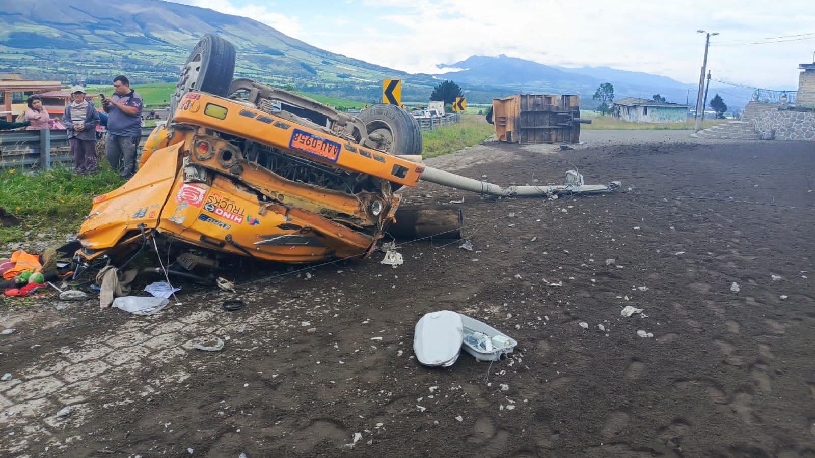 Quito: Volqueta quedó destruída tras volcarse, una persona falleció