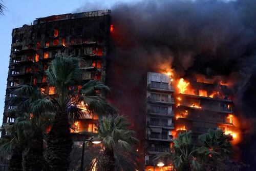 Las razones del trágico y fatal incendio en edificio de Valencia, España