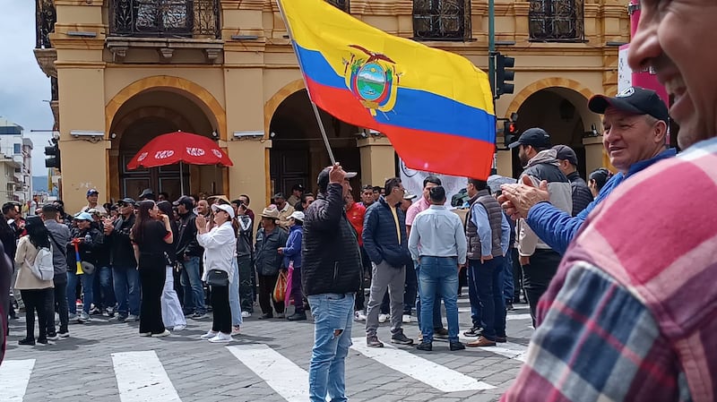 Choferes del Sindicato de Choferes Profesionales de Azuay se movilizan en Cuenca por el aumento del diésel.