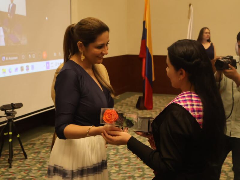 Catalina Cajías, condecorada por el Parlamento Andino con el premio “Manuela Sáenz a la Integración Latinoamericana”