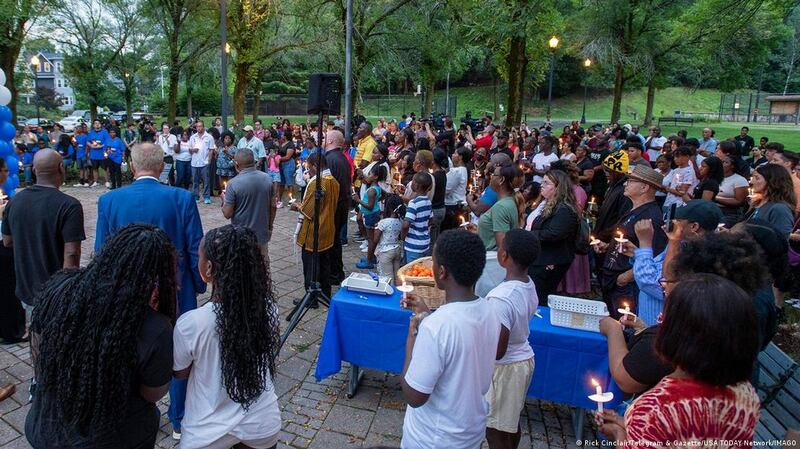 Familiares y amigos sostienen velas durante una vigilia por Harris Wolobah en Newton Square el viernes 8 de septiembre de 2023.