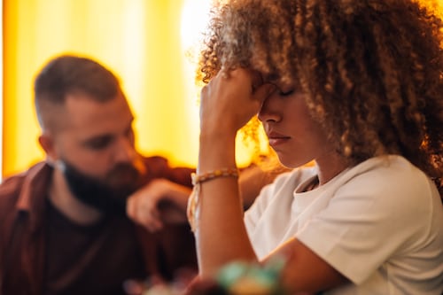 Mujer descubrió infidelidad de su esposo al verlo con su amante en un video publicitario