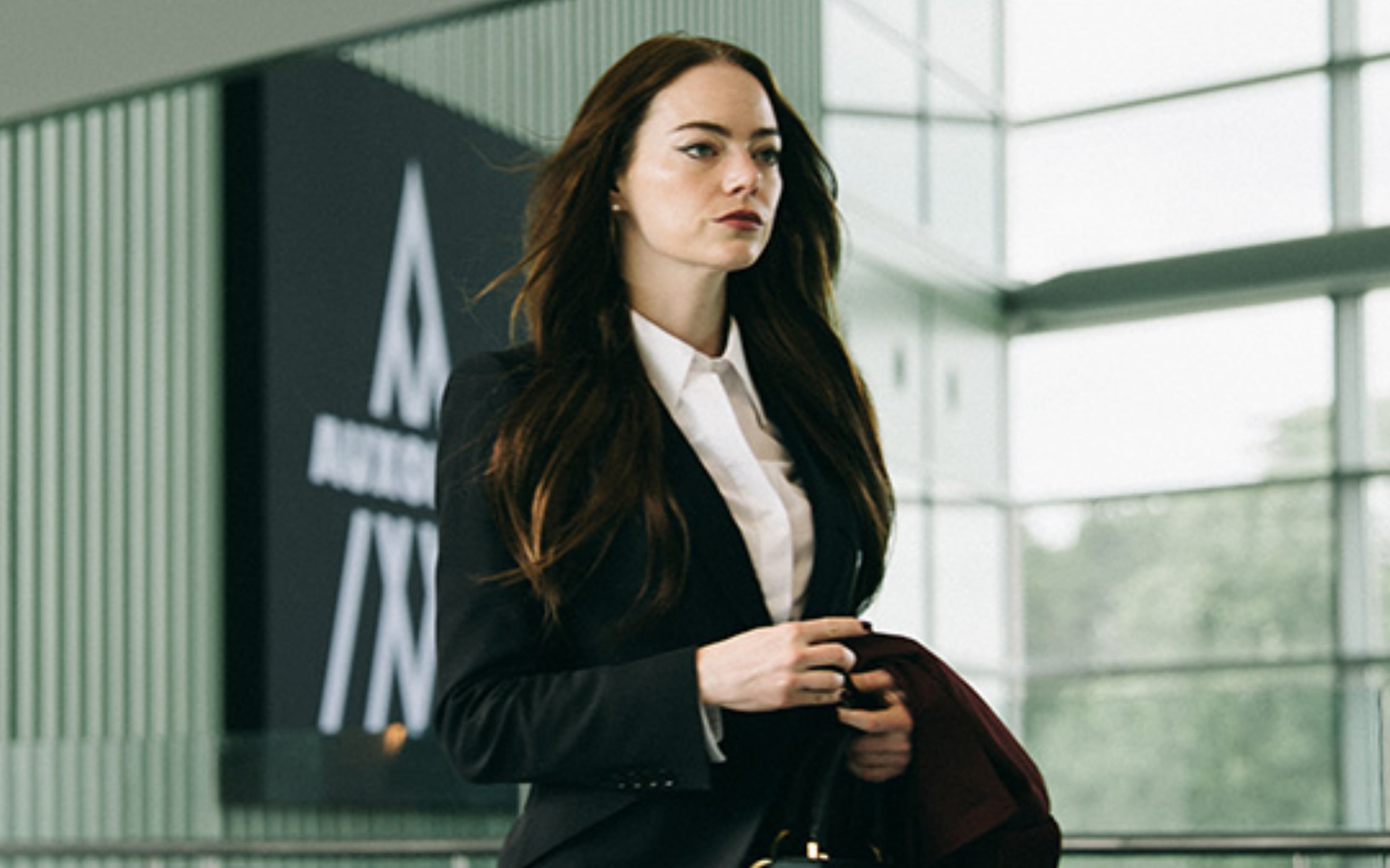 Emma Stone domina cada escena con una frialdad magnética e imparable