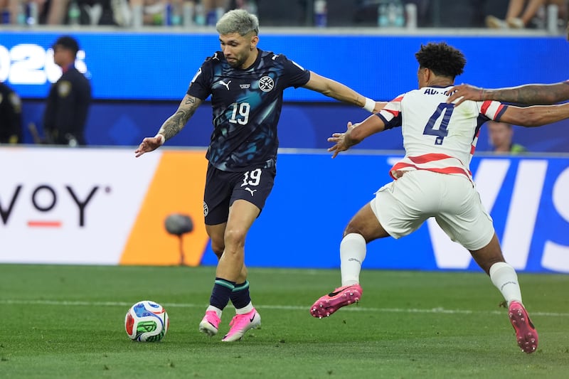 GR6038. LOS ÁNGELES (ESTADOS UNIDOS), 12/06/2026.- Tyler Adams (d) de Estados Unidos disputa el balón con Julio Enciso de Paraguay este viernes, en un partido del grupo D del Mundial de la FIFA 2026 entre Estados Unidos y Paraguay en el estadio SoFi en Los Ángeles (EE.UU.). EFE/ Omar Alonso