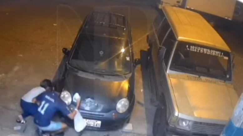 Guayaquil: Madre e hijo buscan desesperadamente ponerse a salvo en medio de una balacera