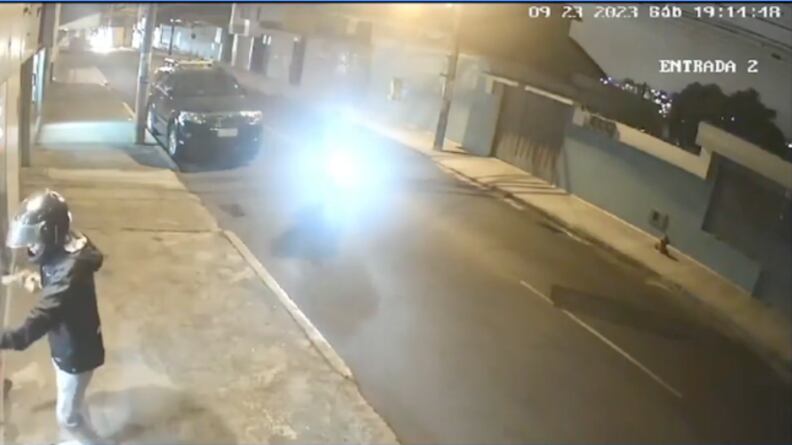 "¡Auxilio me matan!": Cámara captó brutal asalto a joven en Cotocollao, norte de Quito