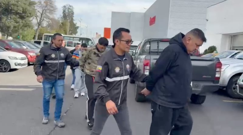 Policía da un golpe a “Los Lobos” en Quito: cae banda que robó vehículos, incluso una ambulancia de los Bomberos