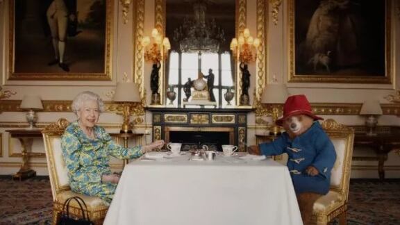 Paddington Bear y la reina Isabel II