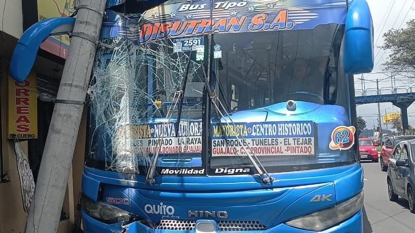 Bus se impactó contra un poste de alumbrado público en Quito