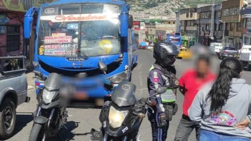 Conductores de buses fueron aprehendidos por conducir en estado etílico en Quito.