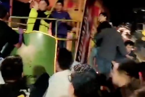 Puñetes y descontrol en una chiva durante las Fiestas de Quito