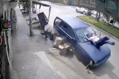 Video muestra cuando conductor pierde el control y provoca mortal atropello en plena vía pública