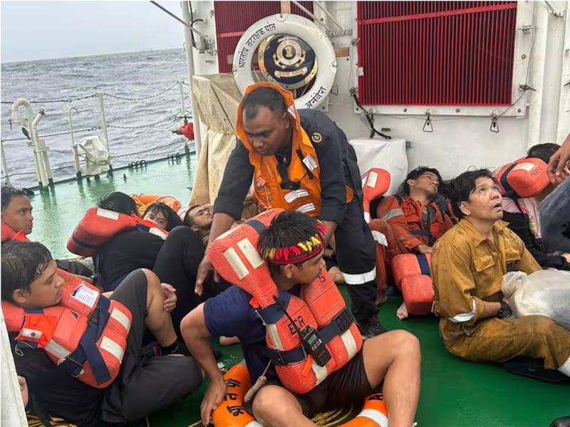 La Guardia Costera y la Marina de la India rescataron a los 24 tripulantes de un buque portacontenedores liberiano, que se hundió frente a la costa meridional india.