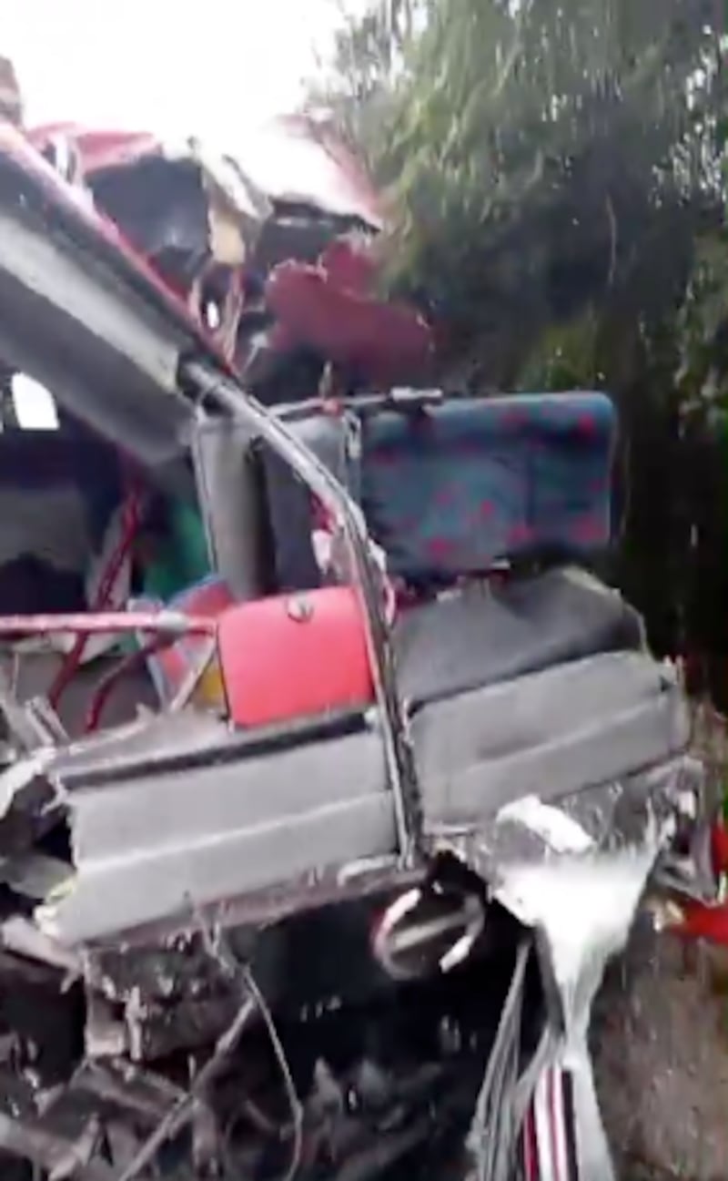 Accidente de tránsito entre bus de pasajeros y tráiler en Ppapallacta.