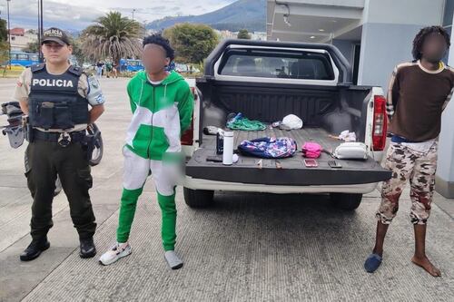 Persecución afuera de estación del Metro de Quito termina con la captura de dos asaltantes armados con cuchillo