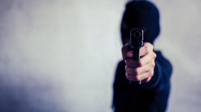 Lo hicieron caer de su motocicleta para robarle y le dispararon en la cabeza cuando quiso escapar