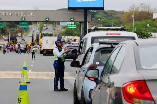 Se espera la salida de unos 200.000 vehículos por peajes del Ecuador para el feriado del 24 de mayo
