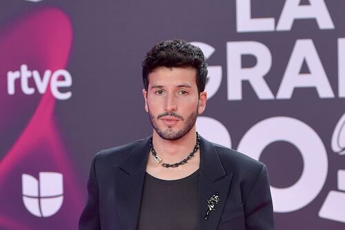 Sebastián Yatra entrega beca de la fundación Latin Grammy a contrabajista cubano