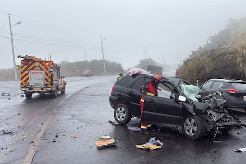 Un fallecido tras choque entre camión y auto en la vía Papallacta