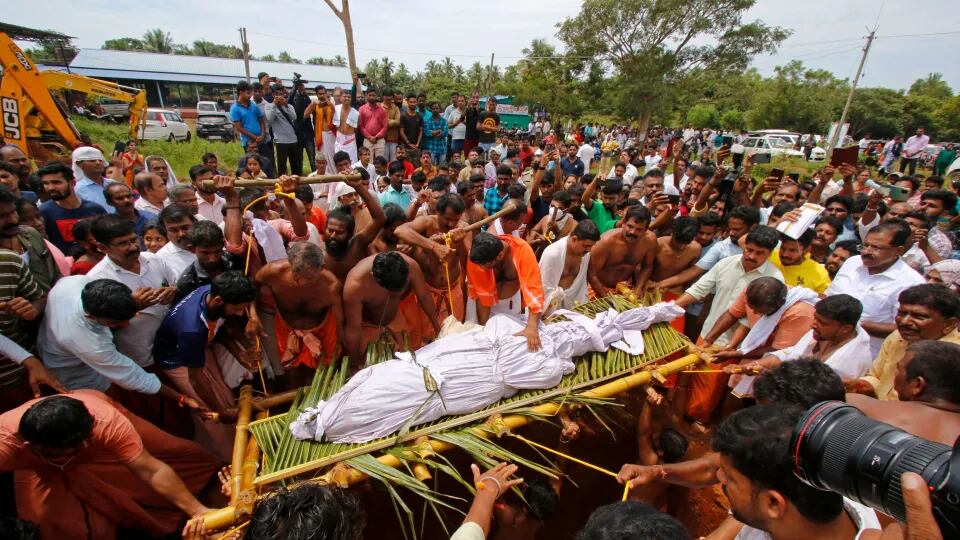 Lo consideraban divino: Miles de personas asistieron al funeral de un cocodrilo vegetariano
