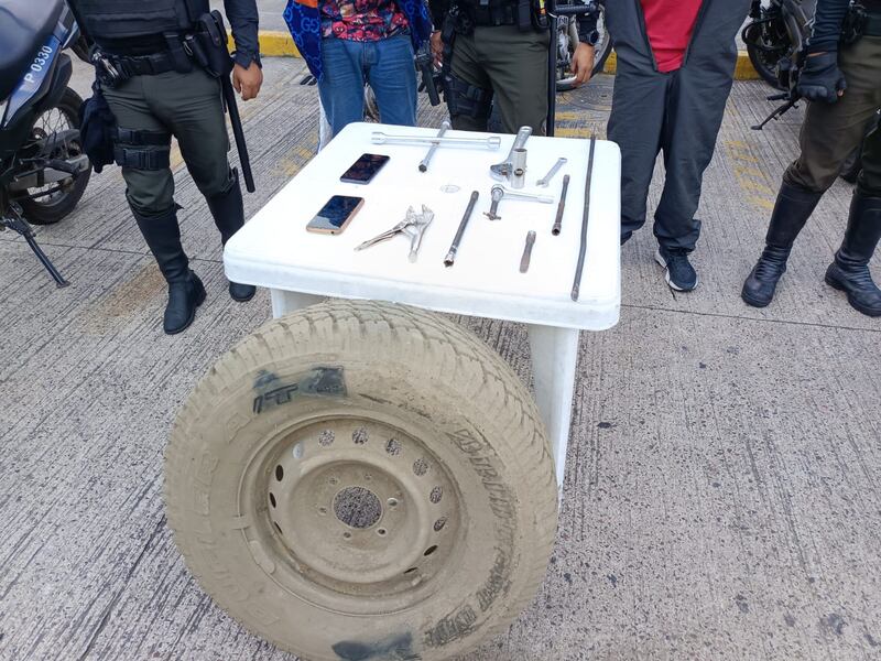 Sujetos roban llanta de emergencia, retrovisores y varios celulares en el norte de Quito