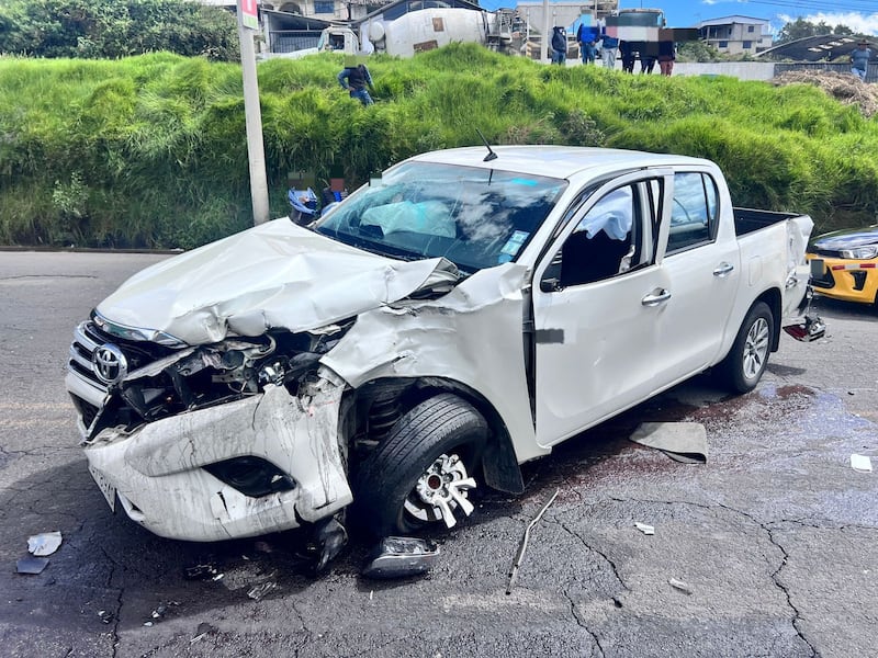 Choque entre bus y camioneta dejó dos personas heridas en Santa Rosa de Cutuglagua, sur de Quito - Fuente: ECU 911