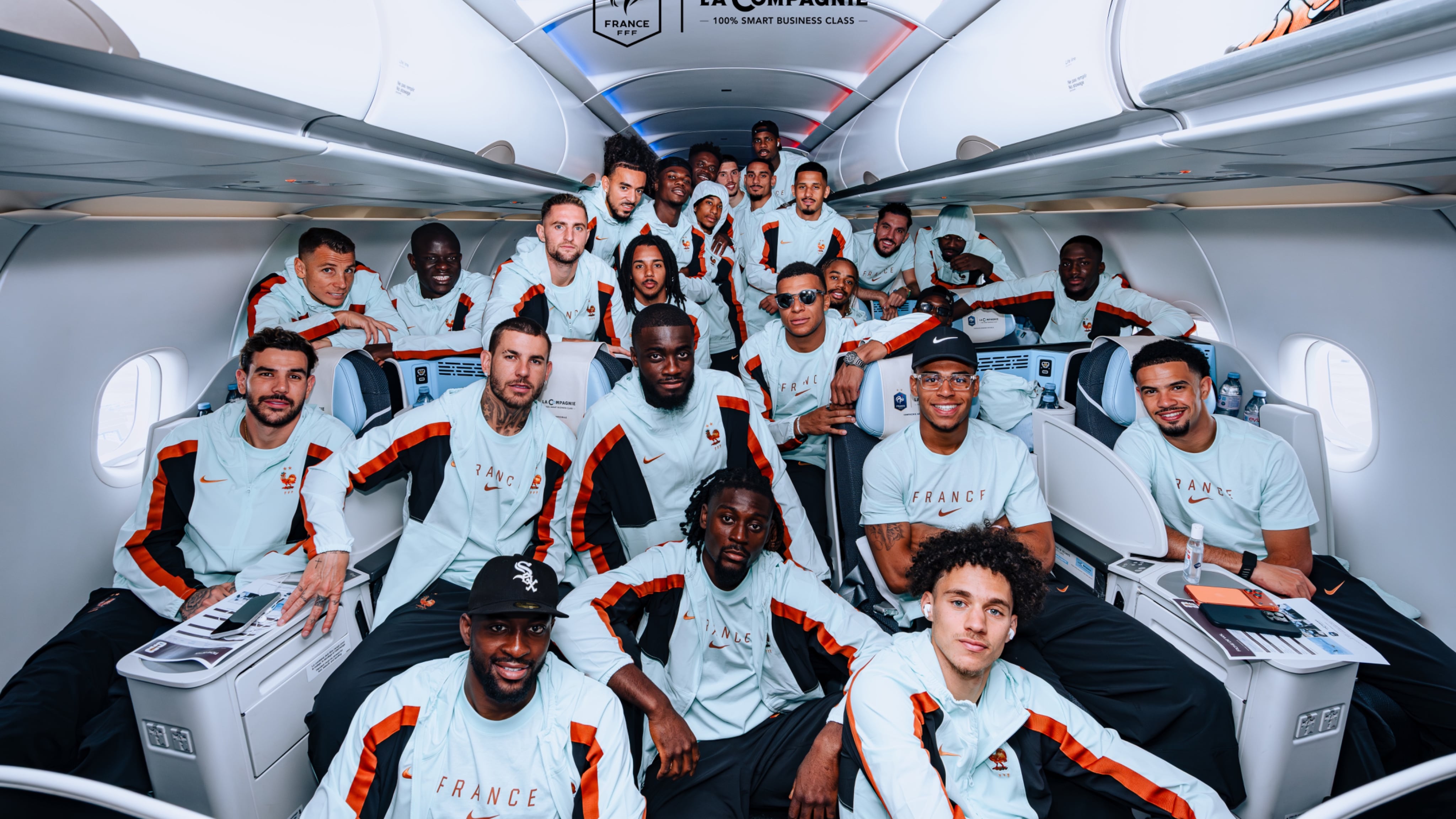 PARÍS, 10/06/2026.- Los jugadores de la selección de Francia posan en el avión con rumbo a Boston (EE.UU.), campamento base de los Bleus para la Copa Mundial de la FIFA 2026. EFE/ Equipe de France - SOLO USO EDITORIAL/SOLO DISPONIBLE PARA ILUSTRAR LA NOTICIA QUE ACOMPAÑA (CRÉDITO OBLIGATORIO) -