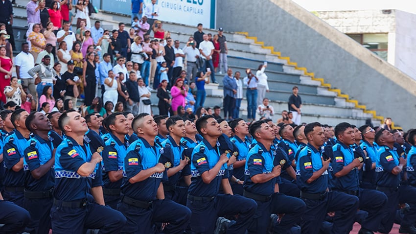 La nueva promoción de Agentes de Control Municipal fue presentada en una ceremonia realizada en el estadio Christian Benítez.