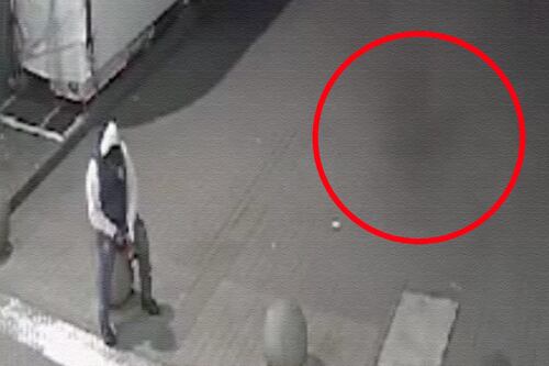 Cámara registró a supuesto fantasma por La Carolina, en el norte de Quito