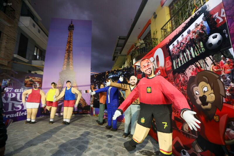 Concurso de monigotes en los barrios de Cuenca.