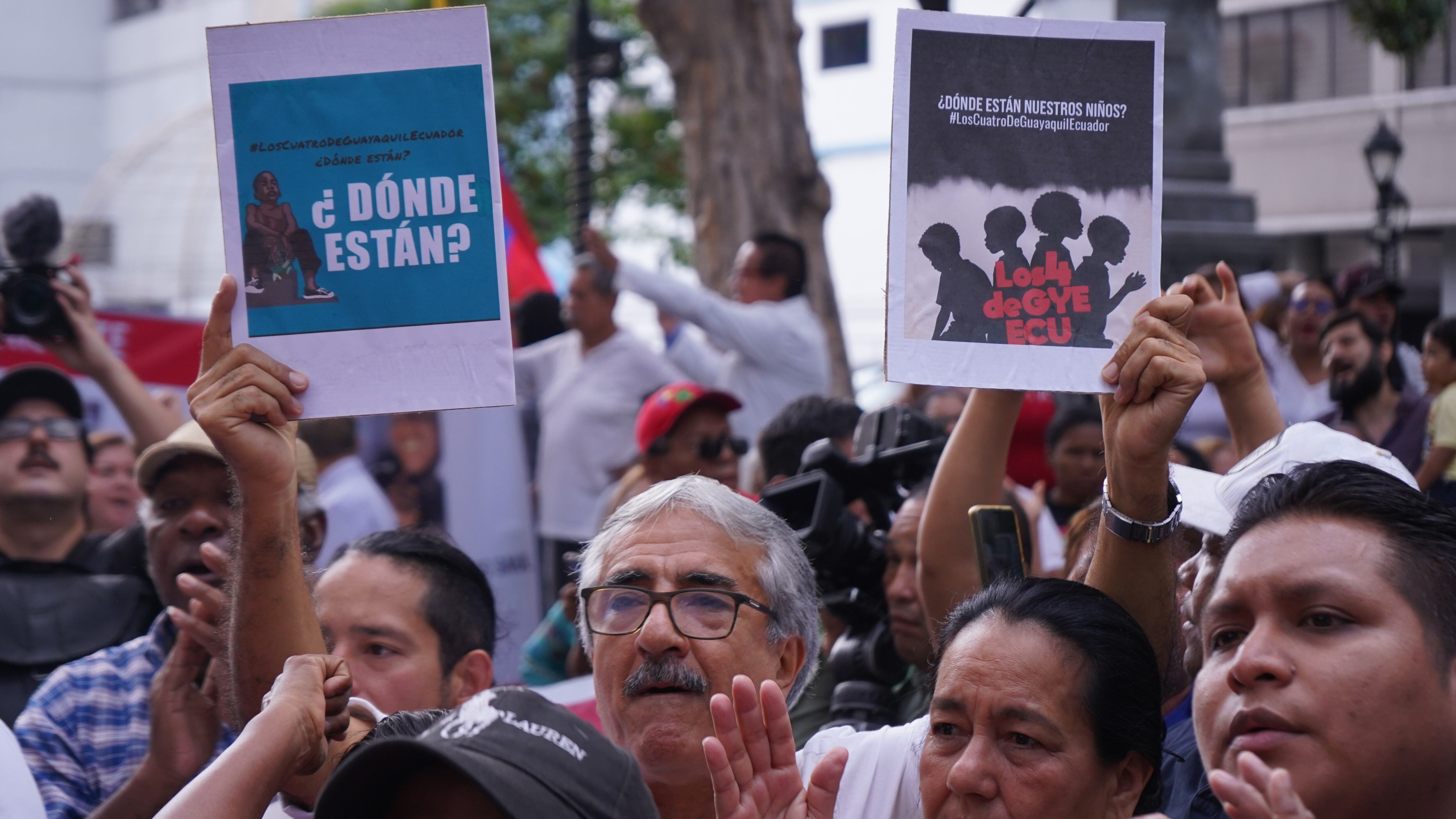 En los exteriores de la Fiscalía del Guayas, se concentraron activistas políticos, actores, personal de derechos humanos y familiares de los menores desaparecidos desde el 08 de diciembre. Ellos piden se esclarescan los hechos de la desaparición supuestamente en manos de personal militar
Fotos: César Muñoz/API